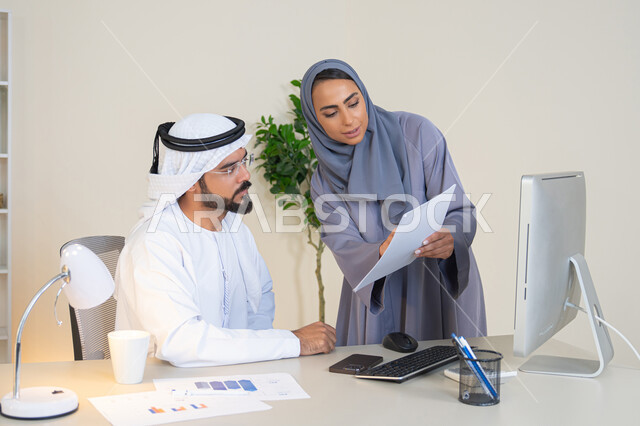 تبادل الخبرات والمعلومات لتحقيق الاهداف، روح الفريق الواحد والعمل الجماعي، التفاهم والتعاون بين الزملاء ووضع الخطط الاستراتيجية، عقد اجتماع داخل مقر الشركة، موظفان عربيان خليجيان اماراتيان يتعلمان اساليب العمل والتطوير المهني، النقاش والتفاهم بين الموظفين