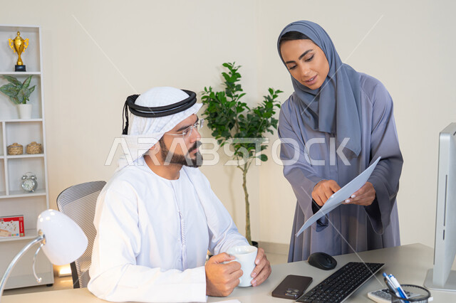 تبادل الخبرات والمعلومات لتحقيق الاهداف، روح الفريق الواحد والعمل الجماعي، التفاهم والتعاون بين الزملاء ووضع الخطط الاستراتيجية، عقد اجتماع داخل مقر الشركة، موظفان عربيان خليجيان اماراتيان يتعلمان اساليب العمل والتطوير المهني، النقاش والتفاهم بين الموظفين