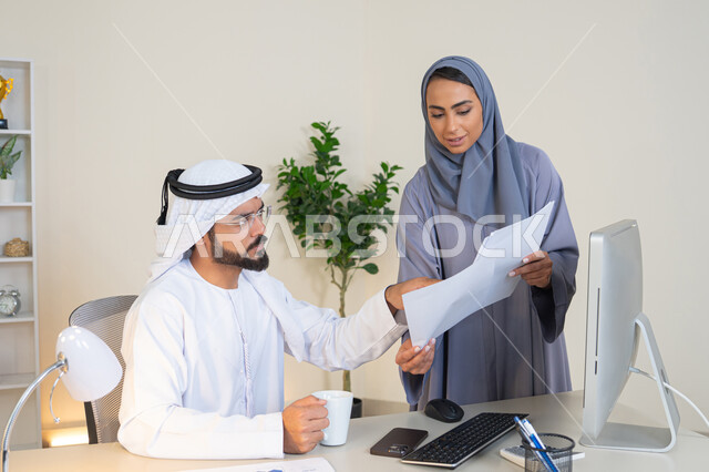 روح الفريق الواحد والعمل الجماعي، التفاهم والتعاون بين الزملاء ووضع الخطط الاستراتيجية، عقد اجتماع داخل مقر الشركة، موظفان عربيان خليجيان اماراتيان يتعلمان اساليب العمل والتطوير المهني، النقاش والتفاهم بين الموظفين، تبادل الخبرات والمعلومات لتحقيق الاهداف