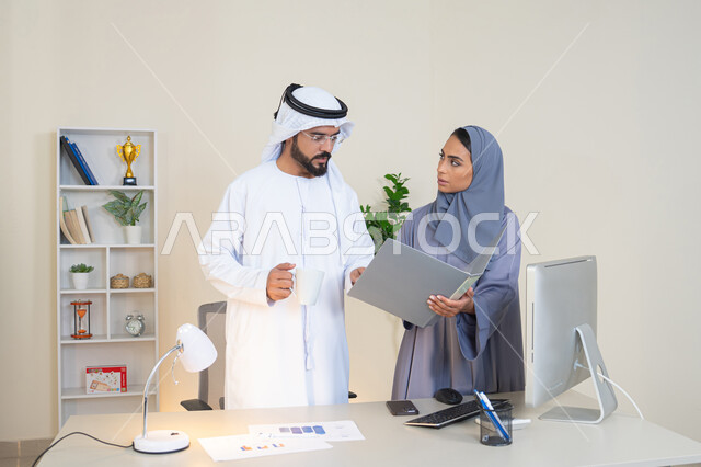 روح الفريق الواحد والعمل الجماعي، التفاهم والتعاون بين الزملاء ووضع الخطط الاستراتيجية، عقد اجتماع داخل مقر الشركة، موظفان عربيان خليجيان اماراتيان يتعلمان اساليب العمل والتطوير المهني، النقاش والتفاهم بين الموظفين، تبادل الخبرات والمعلومات لتحقيق الاهداف