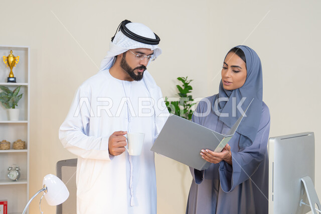 تبادل الخبرات والمعلومات لتحقيق الاهداف، روح الفريق الواحد والعمل الجماعي، التفاهم والتعاون بين الزملاء ووضع الخطط الاستراتيجية، عقد اجتماع داخل مقر الشركة، موظفان عربيان خليجيان اماراتيان يتعلمان اساليب العمل والتطوير المهني، النقاش والتفاهم بين الموظفين