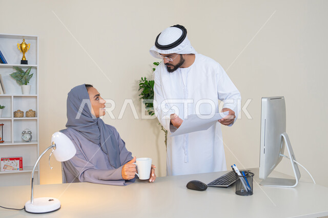 التعاون والتفاهم بين الزملاء ووضع الخطط الاستراتيجية، عقد اجتماع داخل مقر الشركة، موظفان عربيان خليجيان اماراتيان يتعلمان اساليب العمل والتطوير المهني، النقاش والتفاهم بين الموظفين، تبادل الخبرات والمعلومات لتحقيق الاهداف، روح الفريق الواحد والعمل الجماعي