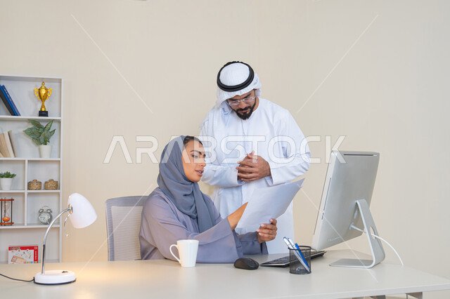 التفاهم والتعاون بين الزملاء ووضع الخطط الاستراتيجية، عقد اجتماع داخل مقر الشركة، موظفان عربيان خليجيان اماراتيان يتعلمان اساليب العمل والتطوير المهني،  تبادل الخبرات والمعلومات لتحقيق الاهداف، روح الفريق الواحد والعمل الجماعي، استخدام جهاز الحاسوب