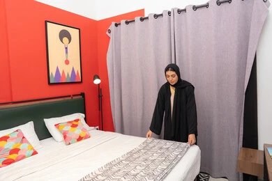 الاهتمام بنظافة المنزل ، ربة منزل ، التدبير المنزلي، امراة عربيه خليجيه اماراتية ترتدي العباءه السوداء تقوم بترتيب السرير، سيده سعودية تقوم بالمهام والأعمال المنزلية الروتينية