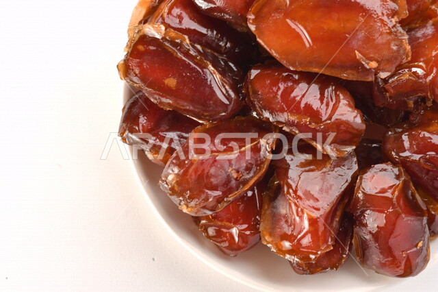 صحن مليء بالتمر, تمر خلاص تمر صحي ولذيذ, وعاء من التمر المكنوز, تمور المملكه العربيه السعوديه, تمور المدينه المنوره