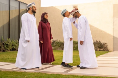استقبال عائلي في حديقة احدى الشاليهات ، مشاركة لأجواء رائعة لعائلة عمانية، العناق بين الجد والجدة والاحفاد وقبلة على الرأس، قضاء أوقات ممتعة مع أفراد الأسرة، تقوية الروابط العائلية، الزيارات العائلية وتجمعات الأسرة، قضاء عطلة نهاية الأسبوع في شاليه عماني