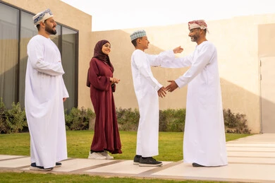 مشاركة لأجواء رائعة لعائلة عمانية، استقبال عائلي في حديقة احدى الشاليهات ،  العناق بين الجد والجدة والاحفاد ، قضاء أوقات ممتعة مع أفراد الأسرة، تقوية الروابط العائلية، الزيارات العائلية وتجمعات الأسرة، قضاء عطلة نهاية الأسبوع في شاليه عماني