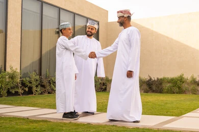 قضاء عطلة نهاية الأسبوع في شاليه عماني، مشاركة لأجواء رائعة لعائلة عمانية، استقبال عائلي في حديقة احدى الشاليهات ،  العناق بين الجد والجدة والاحفاد ، قضاء أوقات ممتعة مع أفراد الأسرة، تقوية الروابط العائلية، الزيارات العائلية وتجمعات الأسرة