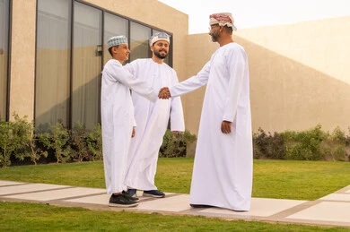 الزيارات العائلية وتجمعات الأسرة، قضاء عطلة نهاية الأسبوع في شاليه عماني، مشاركة لأجواء رائعة لعائلة عمانية، استقبال عائلي في حديقة احدى الشاليهات ،  العناق بين الجد والجدة والاحفاد ، قضاء أوقات ممتعة مع أفراد الأسرة، تقوية الروابط العائلية