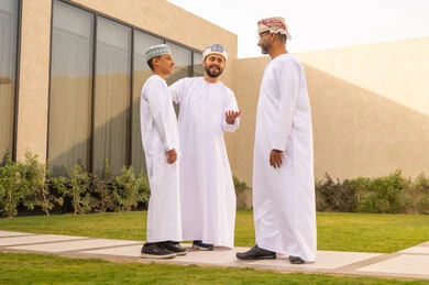 تقوية الروابط العائلية، قضاء عطلة نهاية الأسبوع في شاليه عماني، مشاركة لأجواء رائعة لعائلة عمانية، استقبال عائلي في حديقة احدى الشاليهات،  العناق بين الجد والجدة والاحفاد ، قضاء أوقات ممتعة مع أفراد الأسرة، الزيارات العائلية وتجمعات الأسرة