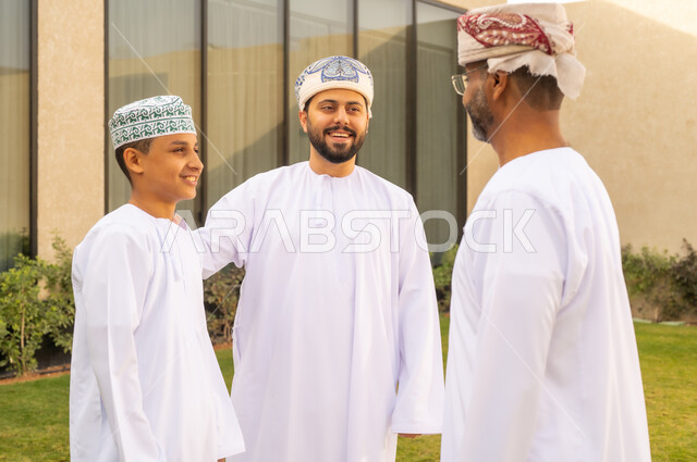 اجواء العائلة السعودية، بناء علاقة قويه مع الأولاد، التعرف والتواصل مع شخصية الأطفال، قضاء عطلة نهاية الأسبوع في شاليه عماني، مشاركة لأجواء رائعة لعائلة عمانية، استقبال عائلي في حديقة احدى الشاليهات، الزيارات العائلية وتجمعات الأسرة