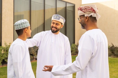 بناء علاقة قويه مع الأولاد، التعرف والتواصل مع شخصية الأطفال، قضاء عطلة نهاية الأسبوع في شاليه عماني، مشاركة لأجواء رائعة لعائلة عمانية، استقبال عائلي في حديقة احدى الشاليهات، قضاء أوقات ممتعة مع أفراد الأسرة، الزيارات العائلية وتجمعات الأسرة