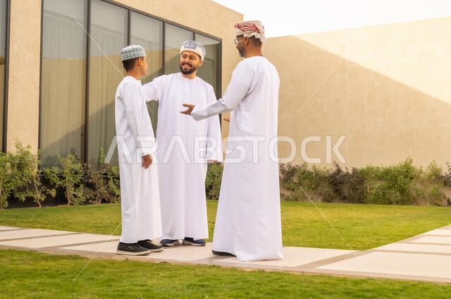 قضاء أوقات ممتعة مع أفراد الأسرة، تقوية الروابط العائلية، قضاء عطلة نهاية الأسبوع في شاليه عماني، مشاركة لأجواء رائعة لعائلة عمانية، استقبال عائلي في حديقة احدى الشاليهات،  العناق بين الجد والجدة والاحفاد ، الزيارات العائلية وتجمعات الأسرة