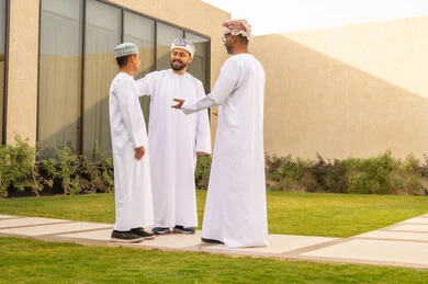 قضاء أوقات ممتعة مع أفراد الأسرة، تقوية الروابط العائلية، قضاء عطلة نهاية الأسبوع في شاليه عماني، مشاركة لأجواء رائعة لعائلة عمانية، استقبال عائلي في حديقة احدى الشاليهات،  العناق بين الجد والجدة والاحفاد ، الزيارات العائلية وتجمعات الأسرة