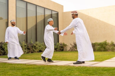الزيارات العائلية وتجمعات الأسرة، قضاء عطلة نهاية الأسبوع في شاليه عماني، مشاركة لأجواء رائعة لعائلة عمانية، استقبال عائلي في حديقة احدى الشاليهات ،  العناق بين الجد والجدة والاحفاد ، قضاء أوقات ممتعة مع أفراد الأسرة، تقوية الروابط العائلية