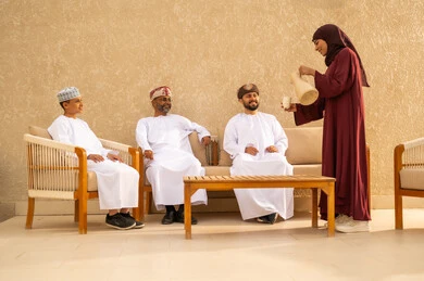 كرم الضيافة العربية، القهوة العربية، عائلة عربية خليجية عمانية تقضي أوقات ممتعة في إحدى الشاليهات السياحية في السلطنة العمانية، فعاليات ترفيهية عائلية، عطلة صيفية، أجواء عائلية، قضاء أوقات عائلية ممتعة، زيارات الأهل والأقارب، منتجعات وشاليهات ترفيهية في عمان