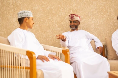 تبادل الأحاديث والمواقف بين أفراد الأسرة، زيارات الأهل والأقارب، منتجعات وشاليهات ترفيهية في عمان، صورة مقربة لعائلة عربية خليجية عمانية تقضي أوقات ممتعة في إحدى الشاليهات السياحية في السلطنة العمانية، فعاليات ترفيهية عائلية، عطلة صيفية، قضاء أوقات ممتعة