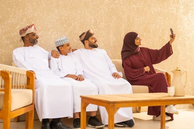 توثيق اللحظات السعيدة بصورة، قضاء أوقات عائلية ممتعة، زيارات الأهل والأقارب، منتجعات وشاليهات ترفيهية في عمان، عائلة عربية خليجية عمانية تقضي أوقات ممتعة في إحدى الشاليهات السياحية في السلطنة العمانية، فعاليات ترفيهية عائلية، عطلة صيفية، أجواء عائلية