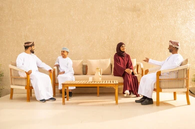 تبادل الأحاديث والمواقف بين أفراد الأسرة، زيارات الأهل والأقارب، منتجعات وشاليهات ترفيهية في عمان، عائلة عربية خليجية عمانية تقضي أوقات ممتعة في إحدى الشاليهات السياحية في السلطنة العمانية، فعاليات ترفيهية عائلية، عطلة صيفية، قضاء أوقات ممتعة مع العائلة