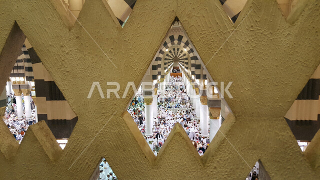 صورة توضيحية لديكورات المسجد النبوي الشريف في المدينة المنورة بالمملكة العربية السعودية ، جمال الديكورات في المسجد النبوي الشريف ، الحرم النبوي الشريف ، مسجد النبي محمد ، مسلمون يؤدون الصلاة في المسجد النبوي الشريف بالسعودية