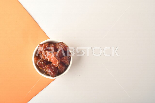 صحن مليء بالتمر, تمر خلاص تمر صحي ولذيذ, وعاء من التمر المكنوز, تمور المملكه العربيه السعوديه, تمور المدينه المنوره