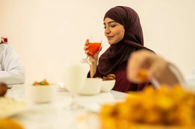 الاحتفال بقدوم شهر رمضان المبارك ، الزيارات والتجمعات الأسريه في الاعياد والمناسبات الاسلامية ، سيدة عربية خليجية عمانية تجتمع على مائدة الافطار فى شهر رمضان مع عائلتها، ديكورات وزينة رمضانية ، شهر الخير والبركة ، مناسبات دينية اسلامية .