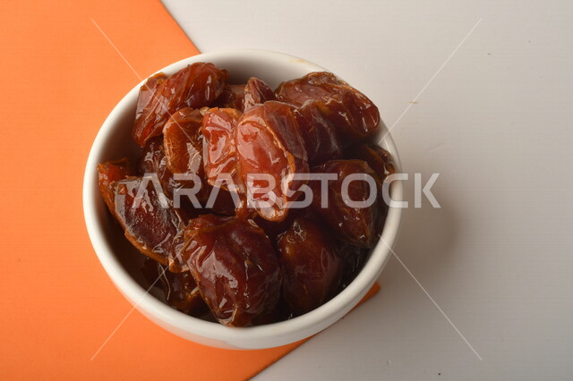 صحن مليء بالتمر, تمر خلاص تمر صحي ولذيذ, وعاء من التمر المكنوز, تمور المملكه العربيه السعوديه, تمور المدينه المنوره