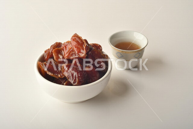 صحن مليء بالتمر, تمر خلاص تمر صحي ولذيذ, وعاء من التمر المكنوز, تمور المملكه العربيه السعوديه, تمور المدينه المنوره