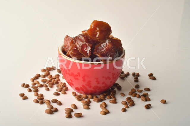 صحن مليء بالتمر, تمر خلاص تمر صحي ولذيذ, وعاء من التمر المكنوز, تمور المملكه العربيه السعوديه, تمور المدينه المنوره