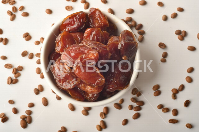 صحن مليء بالتمر, تمر خلاص تمر صحي ولذيذ, وعاء من التمر المكنوز, تمور المملكه العربيه السعوديه, تمور المدينه المنوره