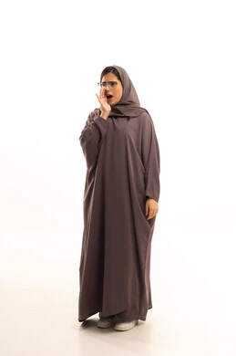 الكلام والنداء والتحدث بصوت مرتفع، بوتريه امرأة عربية سعودية خليجية محجبة ترتدي العباءة تضع يديها على فمها بإيماءات المناداة لشخص ما، دردشة ومحادثات وتواصل اجتماعي، صورة الجسم بالطول الكامل, خلفية بيضاء