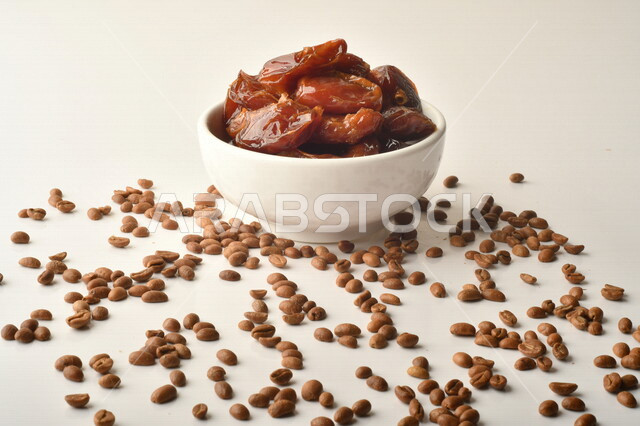 صحن مليء بالتمر, تمر خلاص تمر صحي ولذيذ, وعاء من التمر المكنوز, تمور المملكه العربيه السعوديه, تمور المدينه المنوره