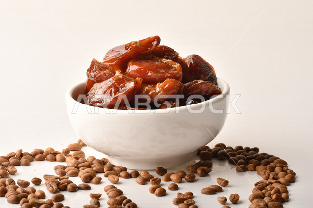 صحن مليء بالتمر, تمر خلاص تمر صحي ولذيذ, وعاء من التمر المكنوز, تمور المملكه العربيه السعوديه, تمور المدينه المنوره