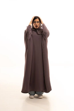 الشعور بالمفاجأة والصدمة، الاستغراب من شيء ما، بورتريه لإمرأة عربية خليجية سعودية ترتدي العباءة السوداء تضع يديها على رأسها تعجبا بحدوث أمر ما، النظر إلى الكاميرا بإيماءات الدهشة والذهول،الجسم بالطول الكامل، خلفية بيضاء