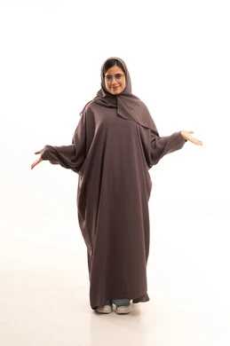 التردد وانعدام المعرفة بخصوص شيء معين، الشعور بالحيرة والجهل بأمر ما، بورتريه لامراة عربية خليجية سعودية محجبة ترتدي العباءة و الحجاب و نظارة طبية ترفع يديها بإيماءات عدم التأكد، صورة الجسم بالطول الكامل، خلفية بيضاء