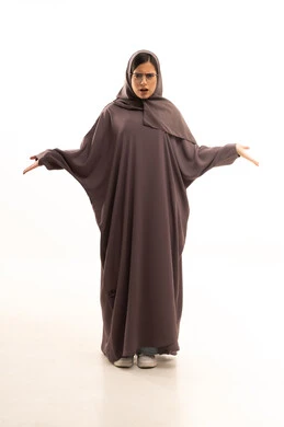 التردد وعدم الثقة بخصوص أمر معين، الشعور بالحيرة والجهل بأمر ما، بورتريه لامراة عربية خليجية سعودية محجبة ترتدي العباءة و الحجاب و نظارة طبية ترفع يديها بإيماءات عدم التأكد، صورة الجسم بالطول الكامل، خلفية بيضاء