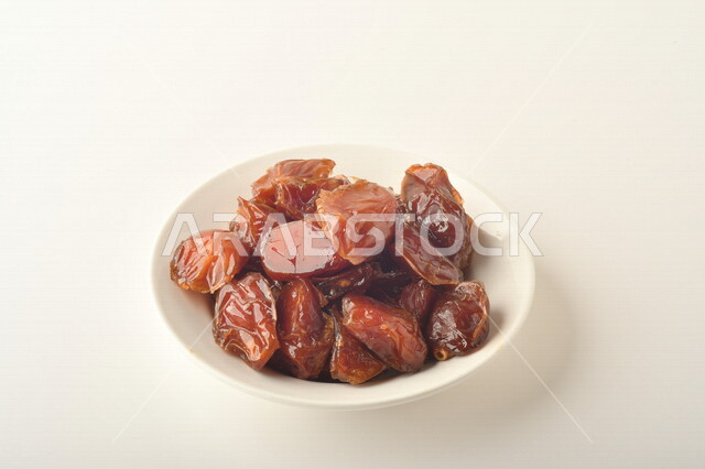 صحن مليء بالتمر, تمر خلاص تمر صحي ولذيذ, وعاء من التمر المكنوز, تمور المملكه العربيه السعوديه, تمور المدينه المنوره