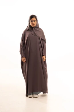 النظر الى الكاميرا بايماءات الغضب والانزعاج، الاهتمام بالمظهر الخارجي, بورتريه لإمرأة عربية سعودية خليجية محجبة ترتدي العباءة و الحجاب تقف باستقامة واعتدال، التقاط الصور الشخصية للوثائق الرسمية،  الجسم بالطول الكامل، خلفية بيضاء
