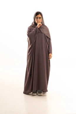 التوقف عن الكلام, تعابير وجه تدل على الغضب , بورتريه لأمرأه عربية خليجية سعودية محجبة ترتدي العباءه  ,إيماءات يدين تدل على طلب الهدوء و عدم الإزعاج, الامر بالصمت والسكوت , الجسم بالطول الكامل، خلفية بيضاء