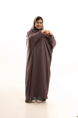 التعبير عن الاعجاب والمحبة، بورتريه لإمرأة عربية سعودية خليجية محجبة ترتدي العباءة و الحجاب ترفع يديها باشارة قلب الحب، إيماءات السعادة والسرور، صورة الجسم بالطول الكامل, خلفية بيضاء