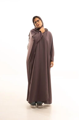 الإحساس بالتعب والإرهاق، وجع مفاصل الرقبة، الحاجه للعلاج الفيزيائي، إيماءات مختلفة تدل على الشعور بالألم، بورتريه لإمرأة عربية سعودية خليجية محجبة ترتدي العباءة تضع يدها على رقبتها،طلب المساعده والحاجه للعلاج، الجسم بالطول الكامل، خلفية بيضاء