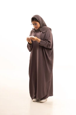 استعمال المناديل الورقيه أثناء العطس، الإصابة بفايروس كورونا كوفيد19، بورتريه  لامرأه عربيه خليجيه سعوديه محجبة ترتدي عباءة تشعر بالمرض والتعب الشديد،  إيماءات وجه ويدين تدل على العطاس، الجسم بالطول الكامل، خلفية بيضاء