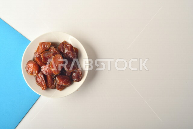 صحن مليء بالتمر, تمر خلاص تمر صحي ولذيذ, وعاء من التمر المكنوز, تمور المملكه العربيه السعوديه, تمور المدينه المنوره