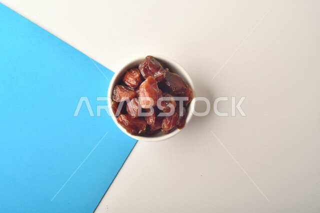 صحن مليء بالتمر, تمر خلاص تمر صحي ولذيذ, وعاء من التمر المكنوز, تمور المملكه العربيه السعوديه, تمور المدينه المنوره