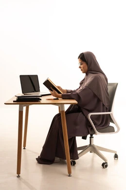 الاستمتاع بممارسة هواية المطالعة، قضاء أوقات الفراغ بالأنشطة المفيدة، مفهوم التعلم والتفوق والاجتهاد, المناهج والمواد التعليمية في المملكة العربية, بورتريه لطالبة عربية خليجيه سعودية ترتدي العباءة والحجاب تجلس على الطاولة امام الحاسب المحمول تقوم بقراءة الكتاب , خلفية بيضاء الاستمتاع بممارسة هواية المطالعة، قضاء أوقات الفراغ بالأنشطة المفيدة، مفهوم التعلم والتفوق والاجتهاد, المناهج والمواد التعليمية في المملكة العربية, بورتريه لطالبة عربية خليجيه سعودية ترتدي العباءة والحجاب تجلس على الطاولة امام الحاسب المحمول تقوم بقراءة الكتاب , خلفية بيضاء