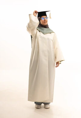 جودة التعليم في الجامعات السعودية, التخرج وتحقيق الذات، بورتريه لطالبة عربية سعودية خليجية ترتدي العباءه تمسك بيدها قبعة التخرج, تعابير وجه تدل على السعاده بالتفوق والنجاح , النظر الى شيء ما، الجسم بالطول الكامل، خلفية بيضاء