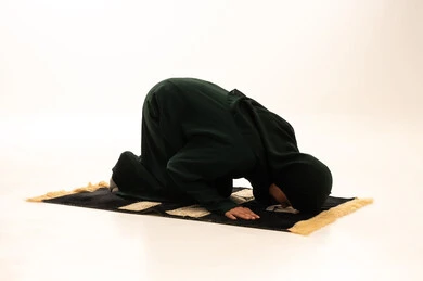 إصلاح النفس بالتذلل لرب العالمين، التضرع والخشوع أثناء الصلاة، الطاعة والعبادة والتقرب إلى الله عن طريق القيام بالعبادات، بورترية لإمرأة عربية خليجية سعودية تجلس على السجادة تقوم بأداء الفرائض , اسلاميات وعبادة، خلفية بيضاء