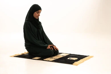 الطاعة والعبادة والتقرب إلى الله عن طريق القيام بالعبادات، بورترية لإمرأة عربية خليجية سعودية تجلس على السجادة تقوم بأداء الفرائض ، التضرع والخشوع أثناء الصلاة، إصلاح النفس بالتذلل لرب العالمين, اسلاميات وعبادة، خلفية بيضاء