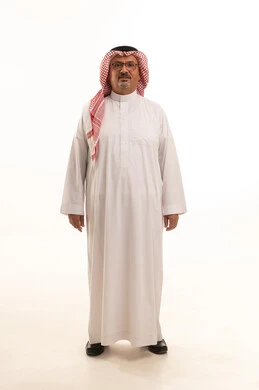 التقدم بالعمر والهيبة، بورتريه لرجل كبير بالسن عربي خليجي سعودي يرتدي الثوب التقليدي و الشماغ يقف باستقامة, الاهتمام بالأناقة والمظهر الخارجي، تعابيرالوقار والاحترام ، مفهوم الرجولة العربية, الجسم بالطول الكامل، خلفية بيضاء