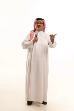 العمل في تقديم البرامج التلفزيونية ، تقديم العروض الصوتية، التقدم بالعمر والهيبة، بورتريه لرجل كبير بالسن عربي خليجي سعودي يرتدي الثوب التقليدي و الشماغ يقف باستقامة, الاهتمام المظهر الخارجي، مفهوم الرجولة العربية, الجسم بالطول الكامل، خلفية بيضاء